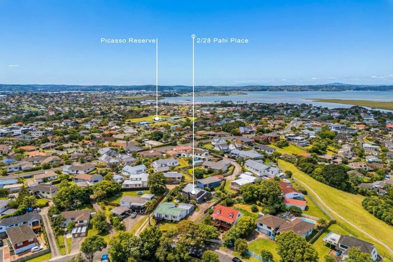 Photo of property in 2/28 Pahi Place, West Harbour, Auckland, 0618