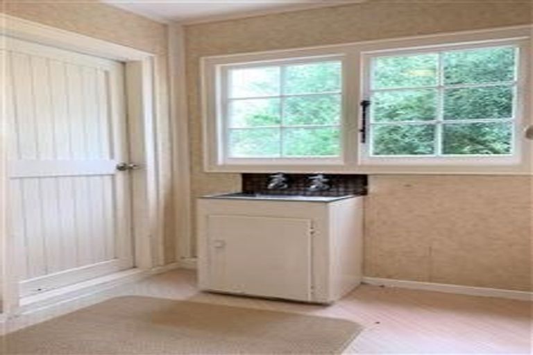 Photo of property in 28 Matipo Road, Mairangi Bay, Auckland, 0630