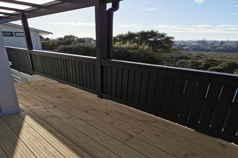 Photo of property in 4/141 Colwill Road, Massey, Auckland, 0614