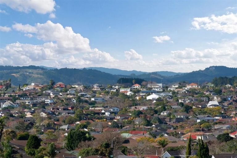 Photo of property in 1/48 Sandgate Avenue, Botany Downs, Auckland, 2010