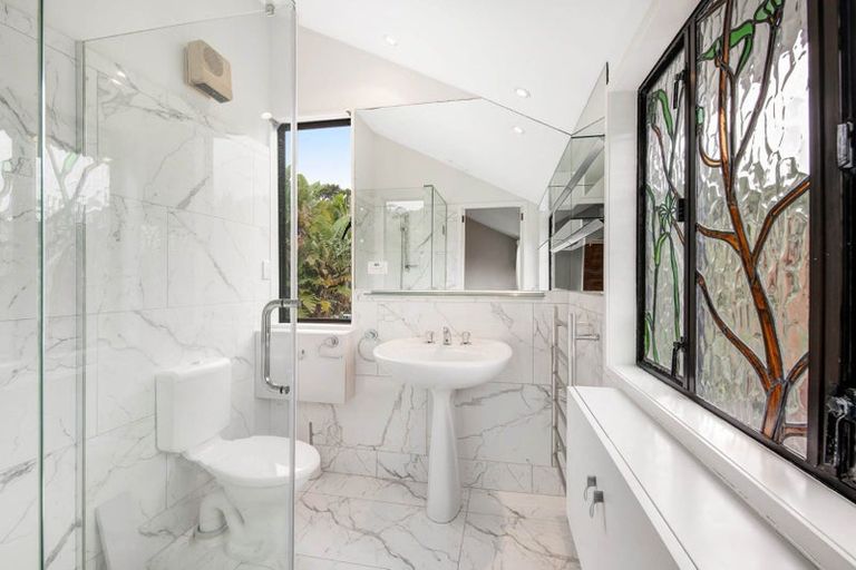 Photo of property in 1 The Knoll, Greenhithe, Auckland, 0632