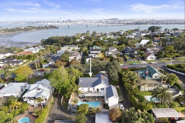Photo of property in 30 Maritime Terrace, Birkenhead, Auckland, 0626