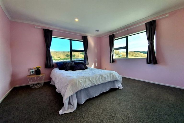 Photo of property in 5 Prestwich Rise, Churton Park, Wellington, 6037