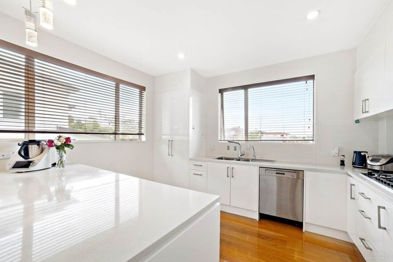Photo of property in 17 Bintulu Place, Fairview Heights, Auckland, 0632