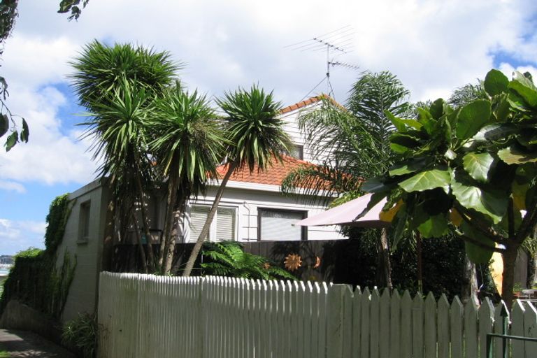 Photo of property in 23d Stanley Point Road, Stanley Point, Auckland, 0624