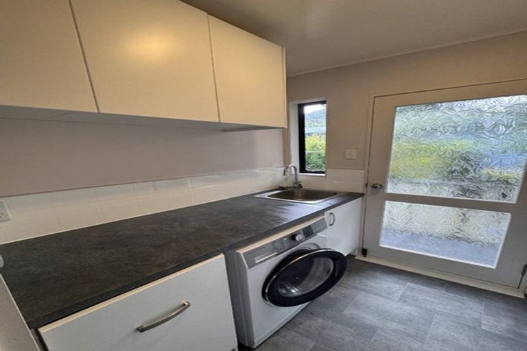 Photo of property in 21 Hartford Crescent, Totara Park, Upper Hutt, 5018