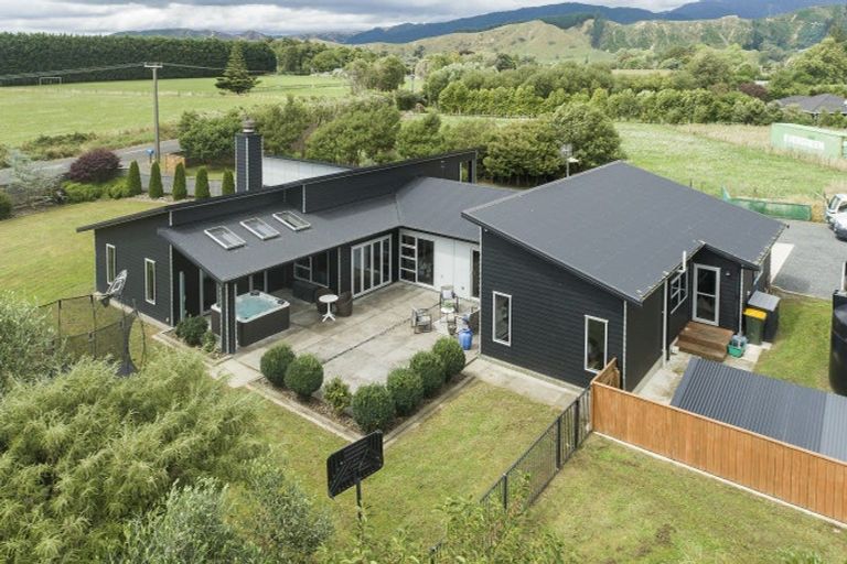 Photo of property in 51 Waikawa Beach Road, Manakau, Levin, 5573