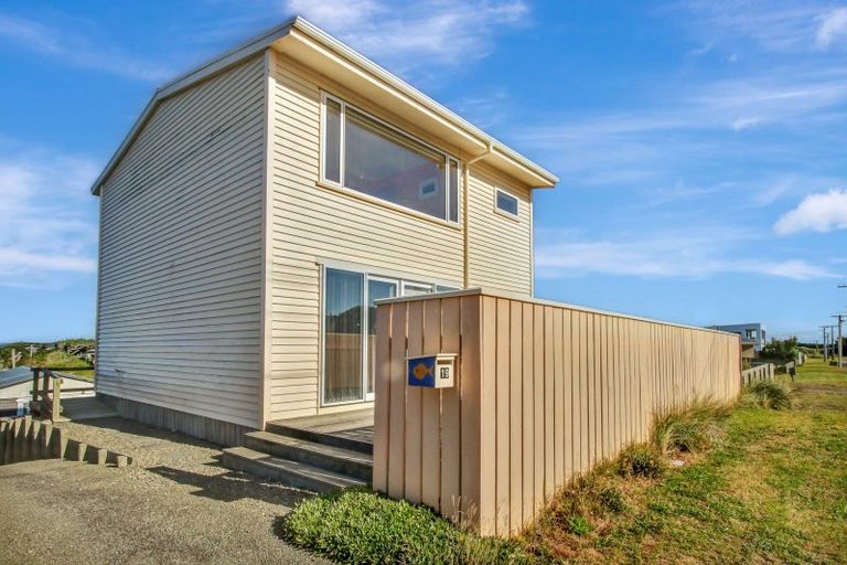 Photo of property in 19 Marine Parade South, Foxton Beach, Foxton, 4815