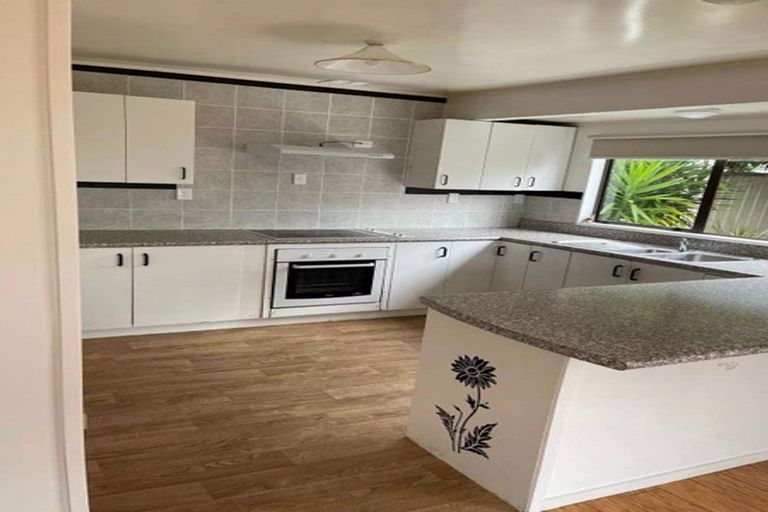 Photo of property in 13 Ciprian Place, Henderson, Auckland, 0612