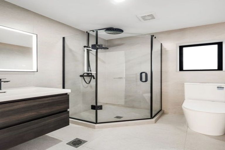 Photo of property in 43d Mirrabooka Avenue, Botany Downs, Auckland, 2010