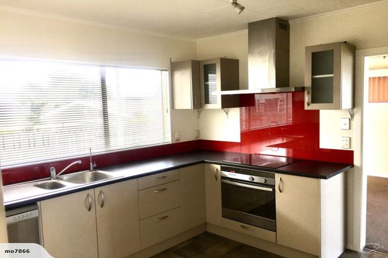 Photo of property in 34 Somes Crescent, Newlands, Wellington, 6037