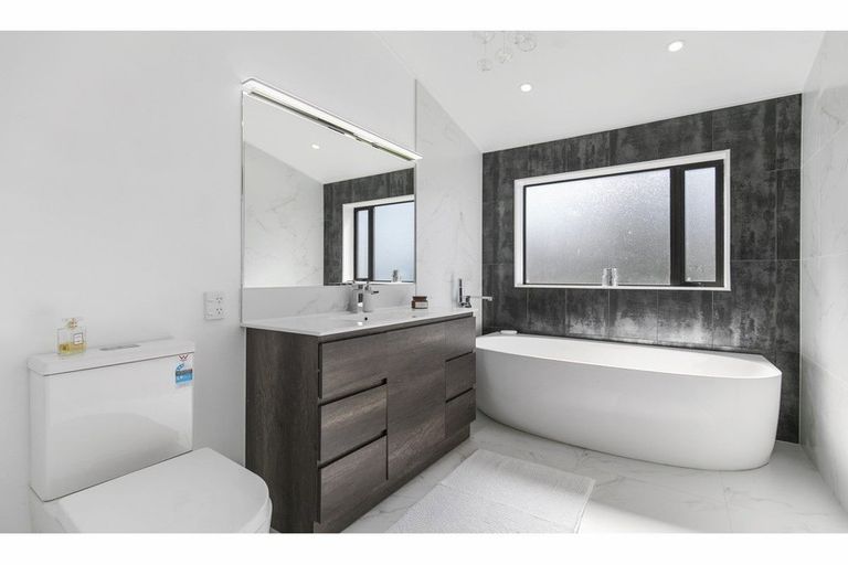 Photo of property in 115 Hillcrest Road, Hatfields Beach, Orewa, 0931