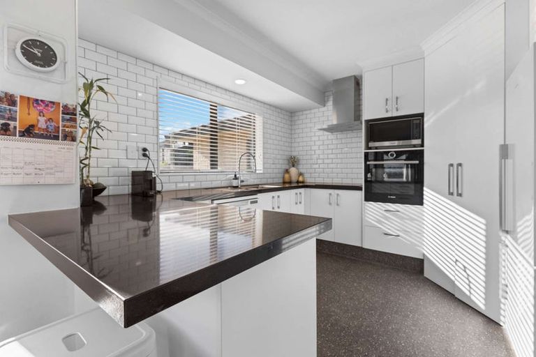 Photo of property in 17 Downing Place, Welcome Bay, Tauranga, 3112