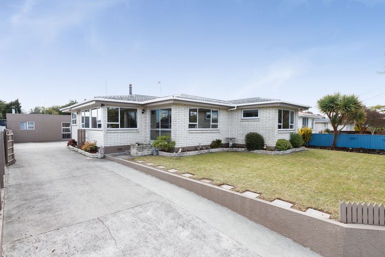 Photo of property in 5 Tararua Terrace, Cloverlea, Palmerston North, 4412