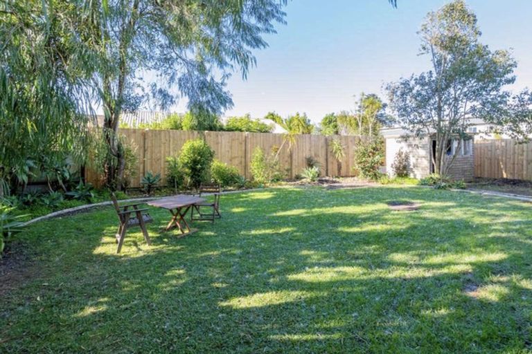 Photo of property in 40 Akoranga Drive, Northcote, Auckland, 0627