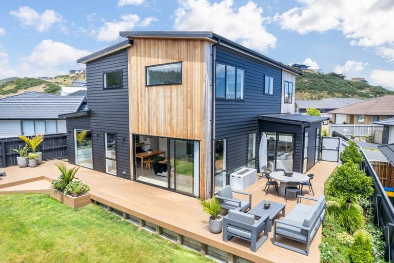 Photo of property in 15 Weatherdeck Close, Whitby, Porirua, 5024