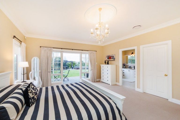 Photo of property in 35 Cashmere Drive, Fitzherbert, Palmerston North, 4410