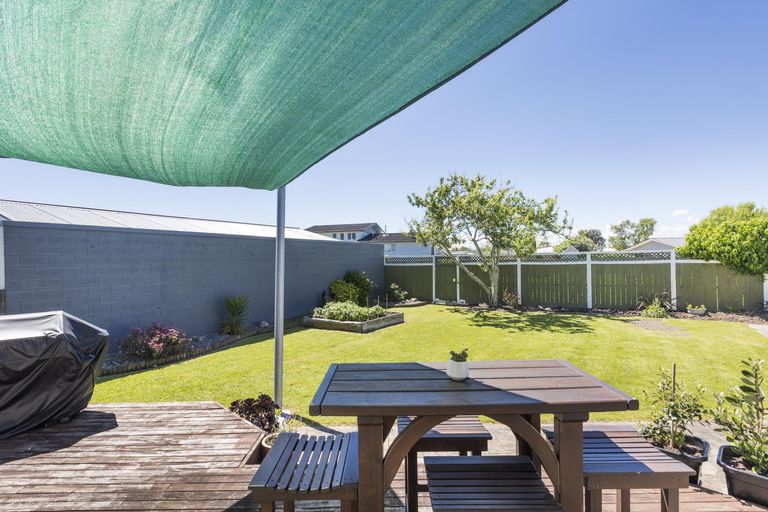 Photo of property in 17 Abraham Crescent, Milson, Palmerston North, 4414