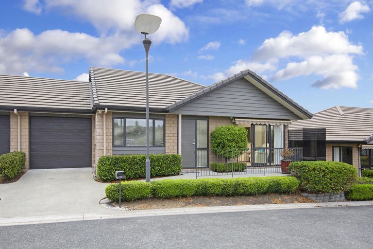 Photo of property in 50 Royalle Mews, Botany Downs, Auckland, 2010