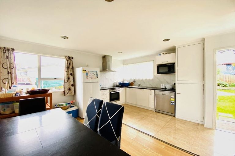 Photo of property in 12 St Margaret Place, West Harbour, Auckland, 0618