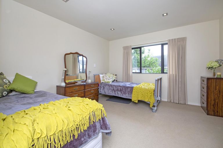 Photo of property in 50 Royalle Mews, Botany Downs, Auckland, 2010