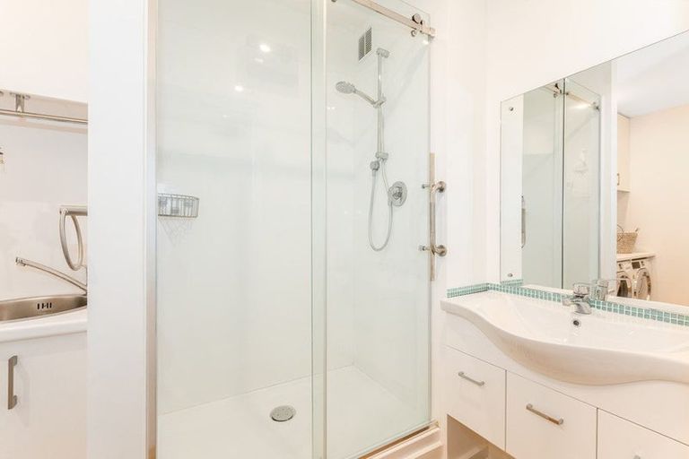 Photo of property in Rona House, 33 Rimu Street, Eastbourne, Lower Hutt, 5013