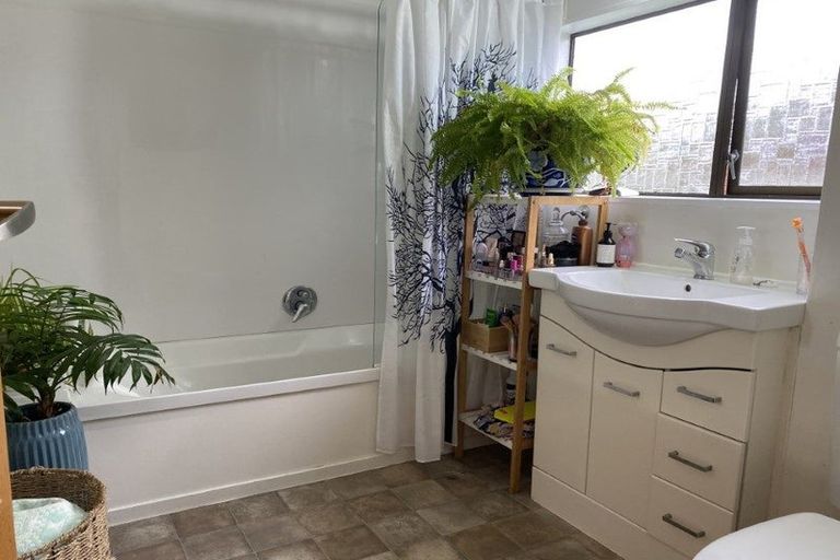 Photo of property in 2/17u Randwick Crescent, Moera, Lower Hutt, 5010