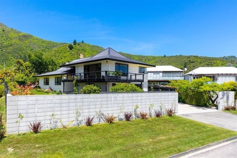 Photo of property in 108 Moana View Road, Waikawa, Picton, 7220