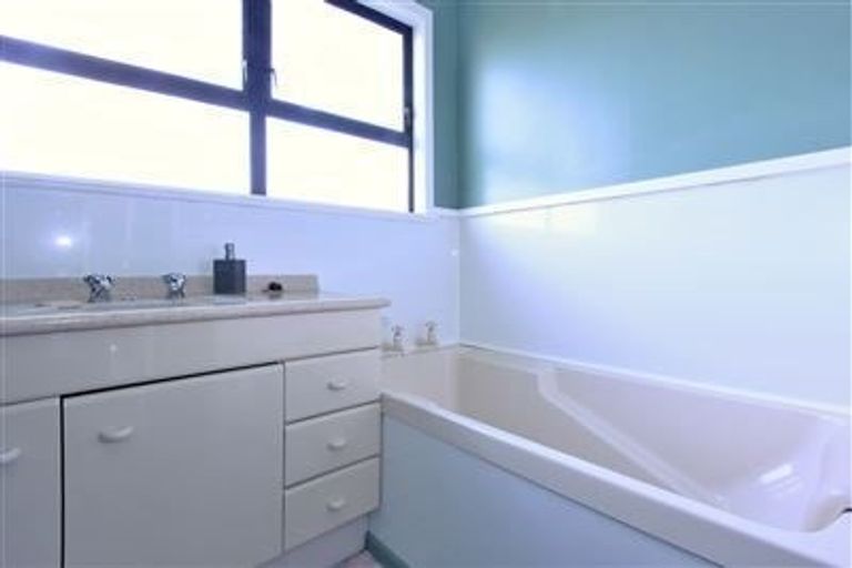 Photo of property in 2 Bancroft Terrace, Newlands, Wellington, 6037