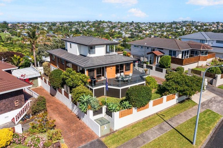 Photo of property in 8 Pounamu Place, Shelly Park, Auckland, 2014