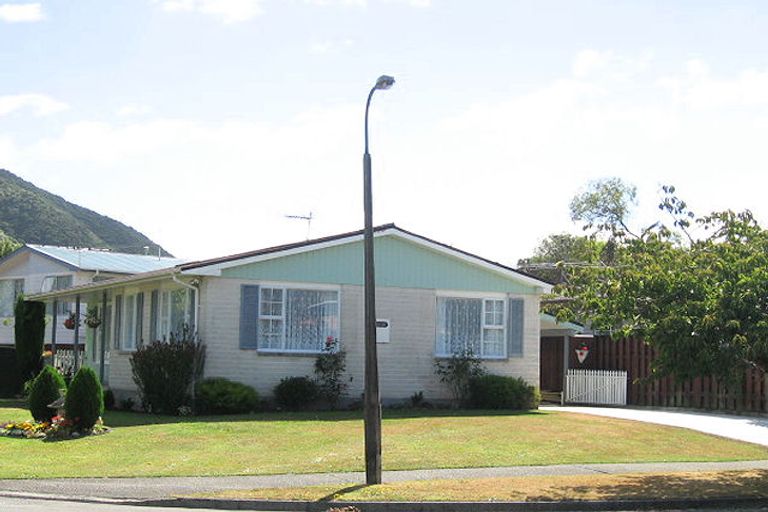 Photo of property in 17 Montana Road, Totara Park, Upper Hutt, 5018