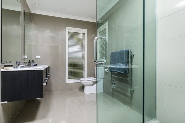 Photo of property in 2 Oscar Road, Greenhithe, Auckland, 0632