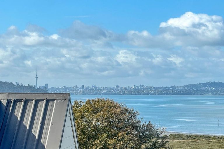 Photo of property in 2 Oakpark Place, West Harbour, Auckland, 0618