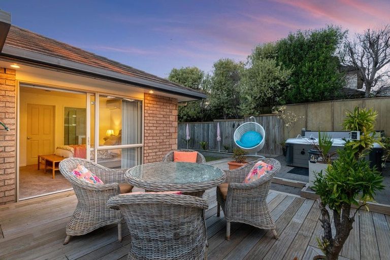 Photo of property in 12 English Oak Drive, Schnapper Rock, Auckland, 0632