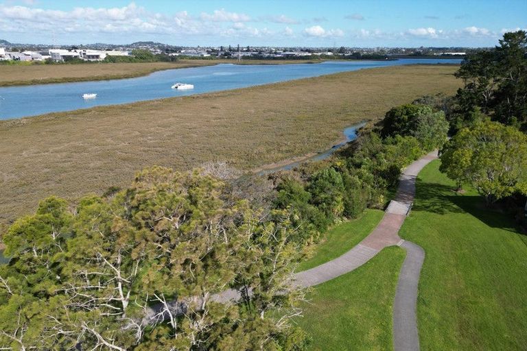 Photo of property in 112b Roberts Road, Te Atatu South, Auckland, 0610