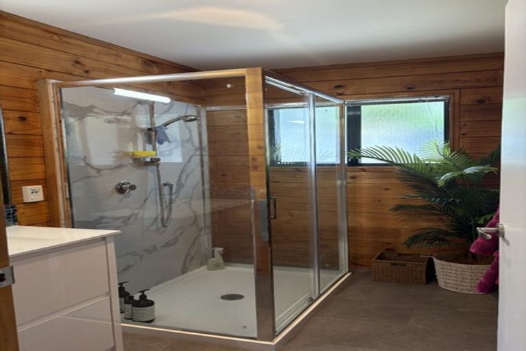 Photo of property in 2/818 East Coast Road, Oteha, Auckland, 0630