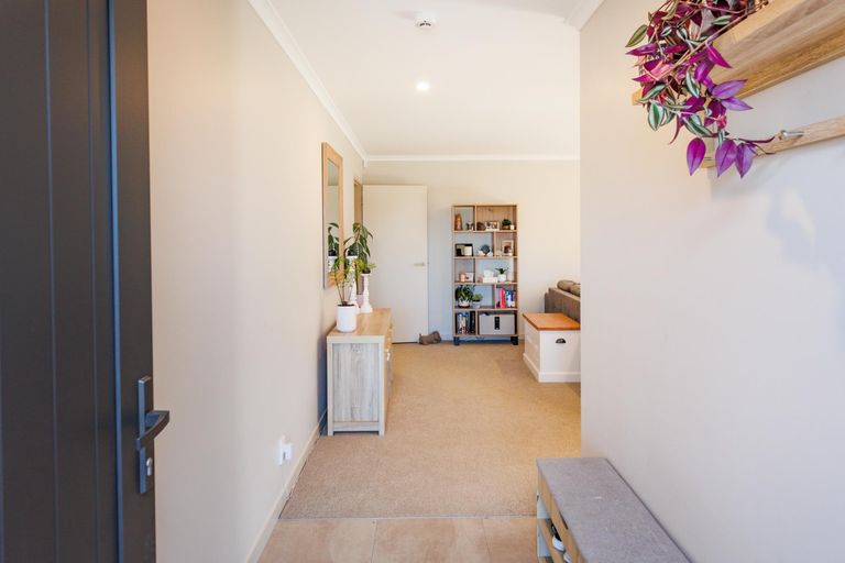 Photo of property in 34 Cyprus Place, Fitzherbert, Palmerston North, 4410