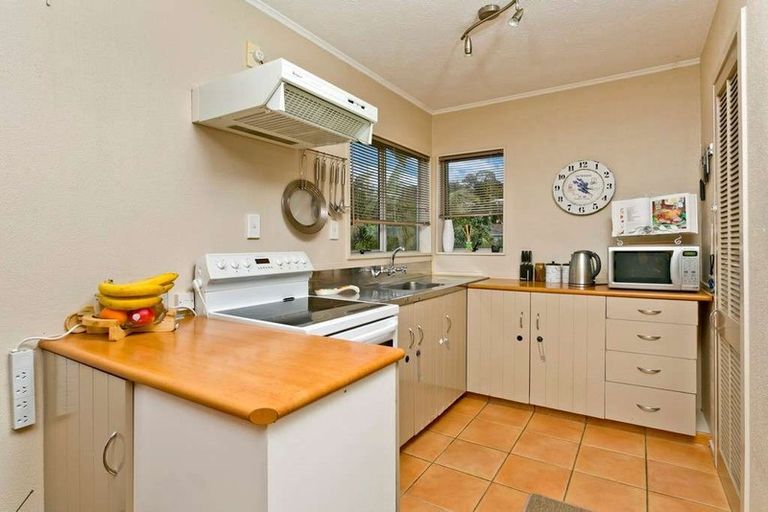 Photo of property in 4 Tetrarch Place, Totara Vale, Auckland, 0629