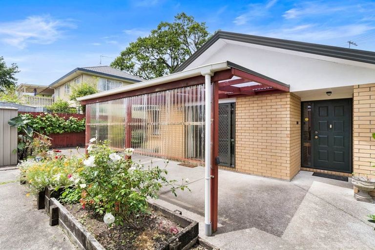 Photo of property in 3 Carling Avenue, Massey, Auckland, 0614