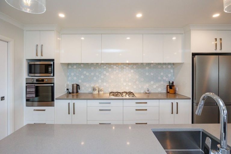 Photo of property in 6 Atlantic Drive, Fitzherbert, Palmerston North, 4410