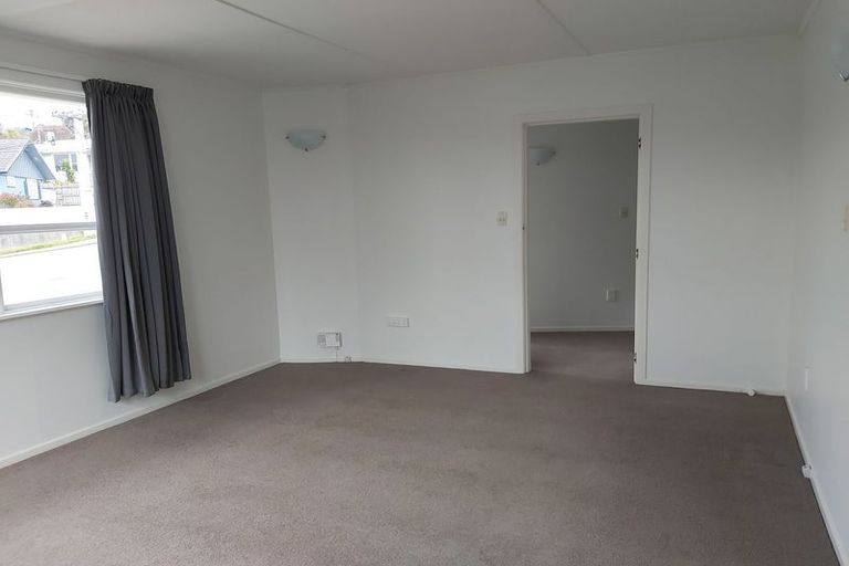 Photo of property in 92 Beazley Avenue, Paparangi, Wellington, 6037