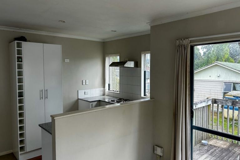 Photo of property in 16 Kelman Road, Kelston, Auckland, 0602