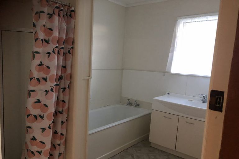 Photo of property in 4 Humphrey Kemp Avenue, Henderson, Auckland, 0612