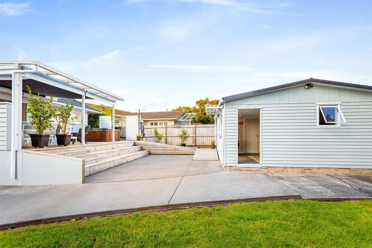 Photo of property in 27 Gill Avenue, Te Atatu Peninsula, Auckland, 0610