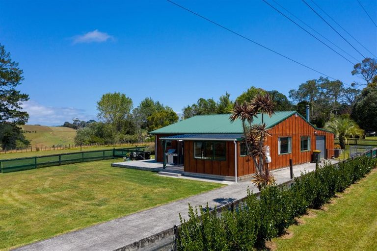 Photo of property in 137 Tawa Road, Kumeu, 0891