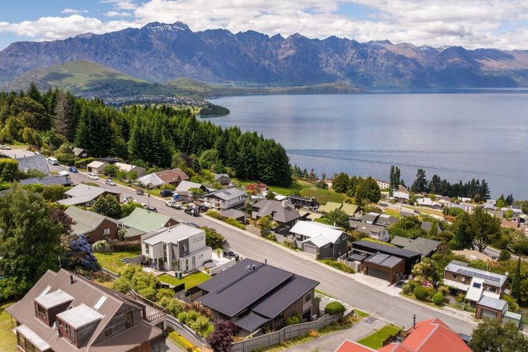 Photo of property in 70 Wynyard Crescent, Fernhill, Queenstown, 9300