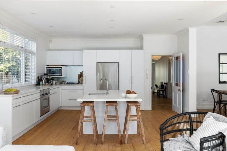 Photo of property in 33 Hawkesbury Avenue, St Albans, Christchurch, 8014