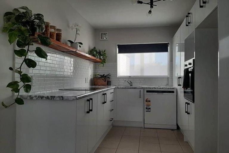 Photo of property in 1/3 Hulme Place, Henderson, Auckland, 0612