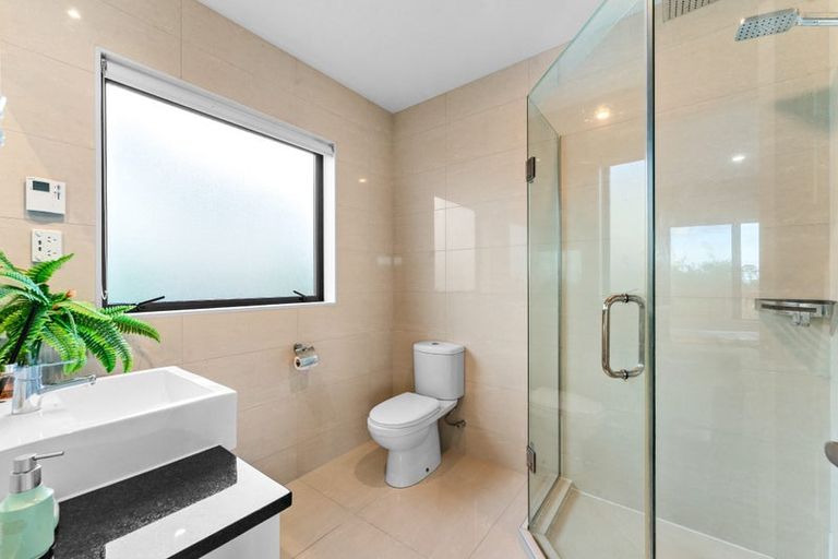 Photo of property in 83 Lake Panorama Drive, Henderson Valley, Auckland, 0612