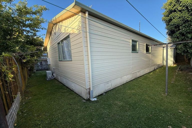 Photo of property in 14 Oxford Street, Fairfield, Hamilton, 3214